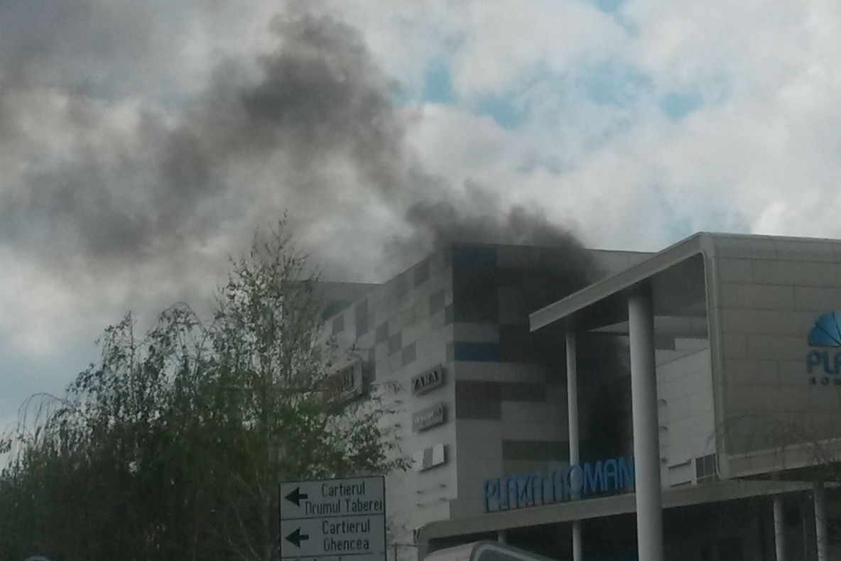 Incendiu la mall Plaza România, din București: Nicio persoană nu a fost rănită