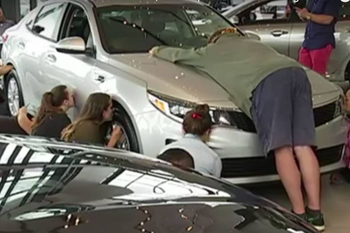 Dacă reziști până la final, primești o mașină gratis! Incredibil ce fac acești oameni ca să câștige