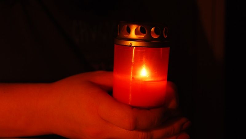 Ce se face cu lumânarea de la Înviere. Toată lumea face această greşeală. E mare PĂCAT