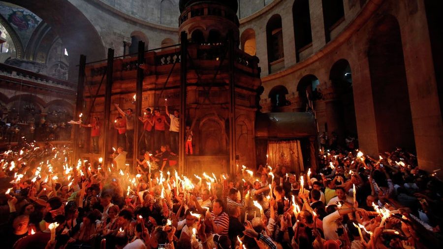 S-a aprins Lumina Sfântă la Ierusalim. De ce intră Patriarhul în mormânt cu 33 de lumânări