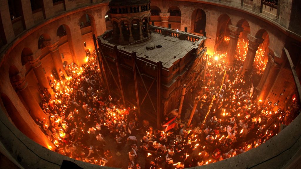 Ipoteza şocantă privind miracolul Luminii Sfinte: Cum se poate aprinde singură o lumânare?