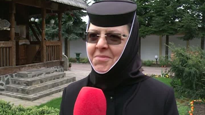 Vindecătoare de trup şi suflet. Maica Andreea îngrijeşte pacienţi cu "plata la Dumnezeu"