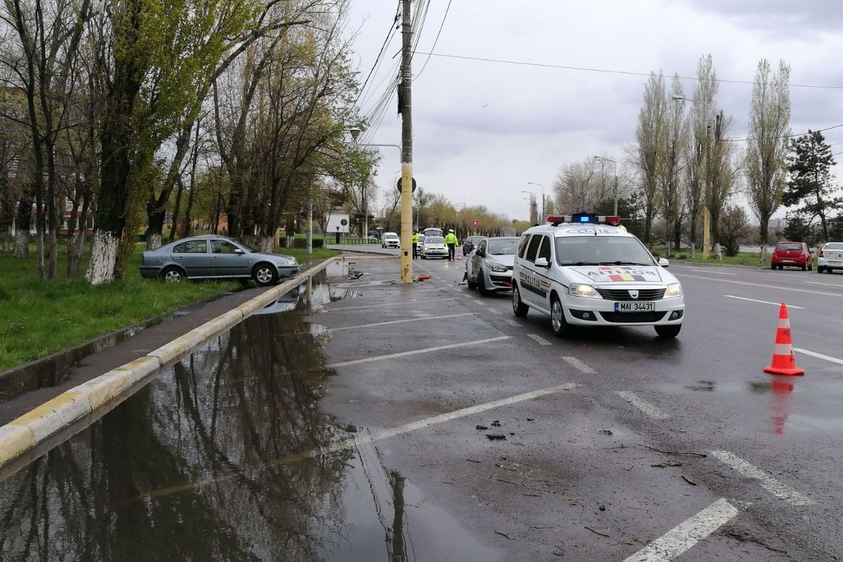 Accident la malul mării. Două maşini s-au ciocnit în staţiunea Mamaia: 4 răniţi