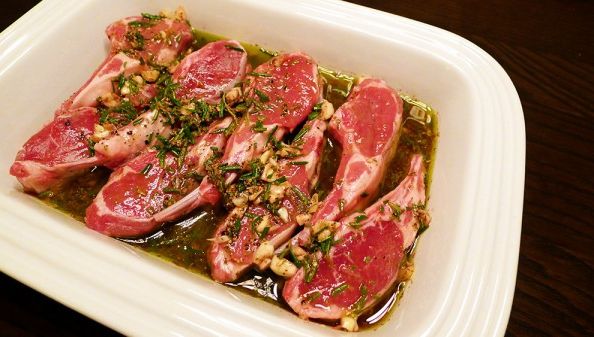 Aşa faci cea mai bună friptură de miel la cuptor. Secretul deținut de marii bucătari