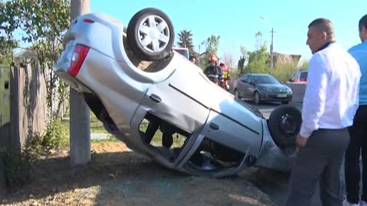 S-au răsturnat cu mașina, când se întorceau de la cumpărăturile de Paște 