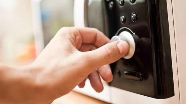 Pericolul uriaş din spatele celui mai comun obiect din bucătăriile noastre. Aruncaţi-l imediat!