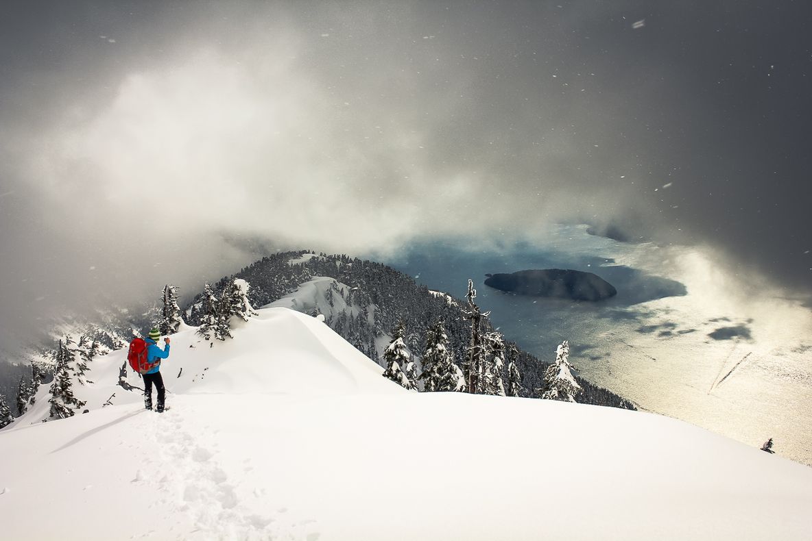 A urcat pe munte ca să-şi întâlnească prietenii. Când a ajuns sus, a găsit un străin.ŞOC: ce i-a zis