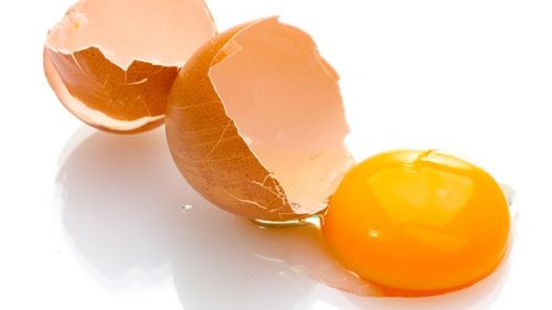 A băut un ou crud în fiecare dimineaţă, timp de o lună. Efectele, neaşteptate!