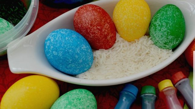Cea mai simplă metodă de vopsire a ouălor. Ia un pumn de orez și...