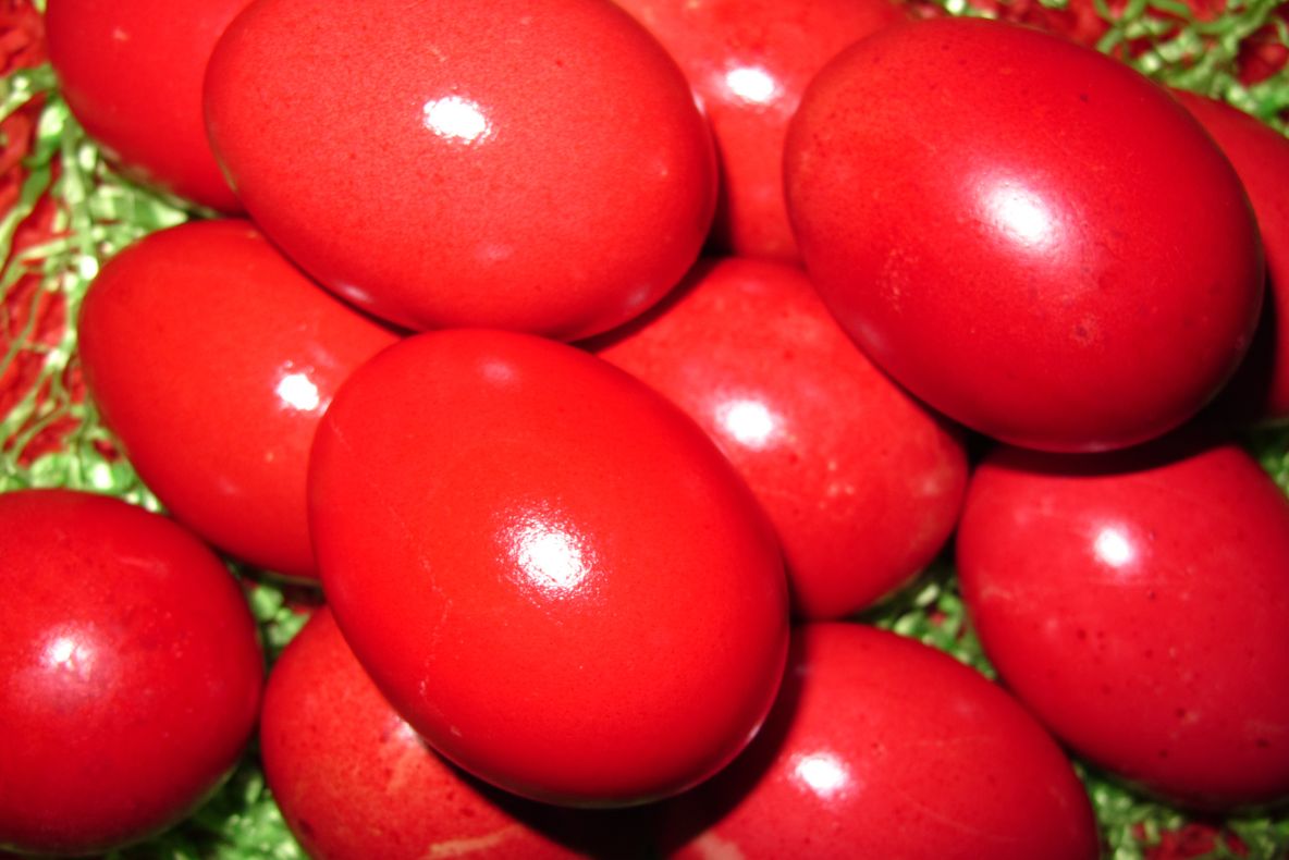 De ce să te speli pe față cu apa în care ai ținut un ou roșu 