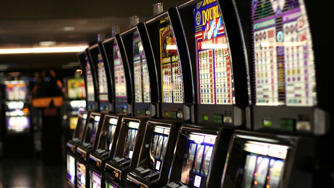 Banii n-aduc fericirea: ce a păţit un tânăr din Reşiţa după ce a câştigat la "păcănele"