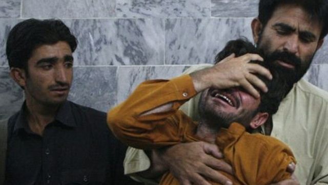 I-au scos ochii și i-au tăiat organele genitale pentru că a avut o „relație” cu o fată