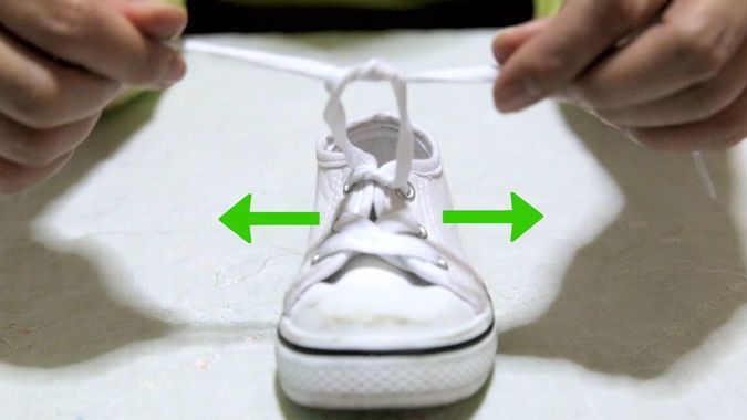 De ce se desfac şireturile când ne deplasăm?