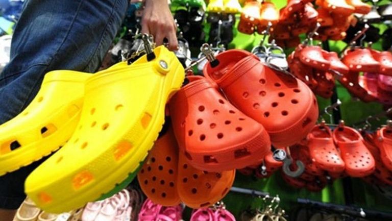 Ai acest tip de sandale? Aruncă-le imediat! Motivul te va șoca