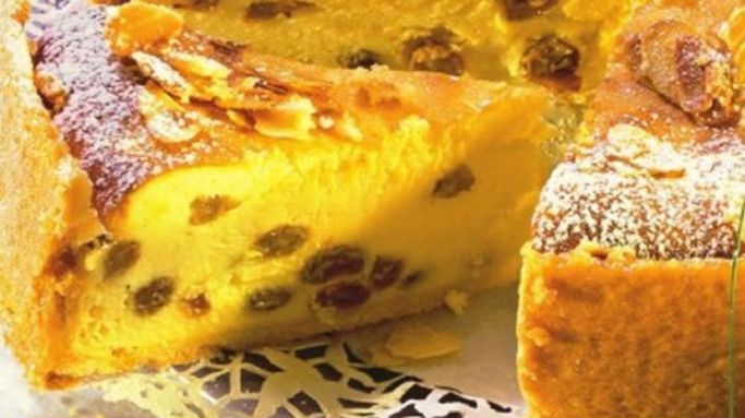Cum se face PASCA tradiţională de Paşte cu brânză dulce de vacă şi stafide. REŢETĂ