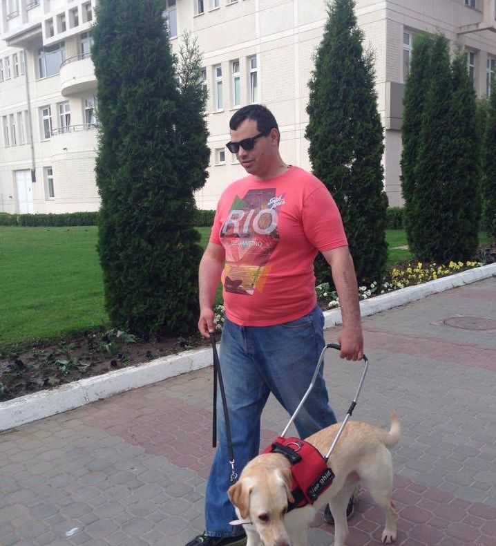 VIRAL. Cazul nevăzătorului Petrică, împins pe scări de şoferul unui autobuz, trezeşte Guvernul 