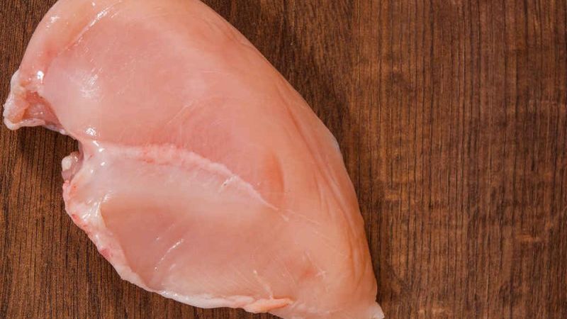 Mare atenţie! Ai cumpărat piept de pui şi are pe el o linie albă? Iată de ce nu trebuie să-l consumi