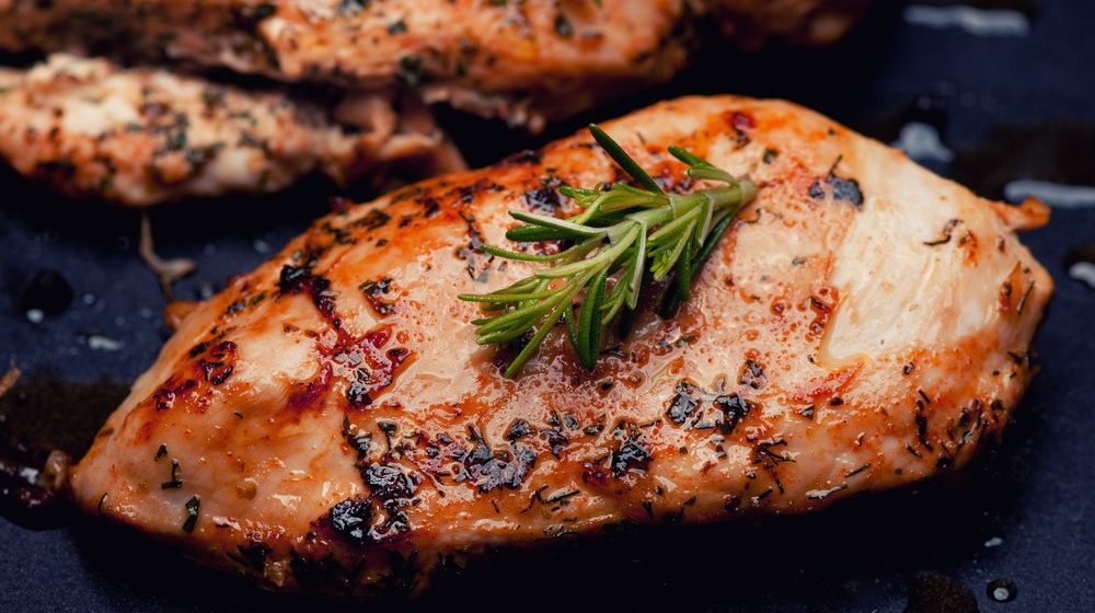 Cum prepari pieptul de pui pentru a fi moale şi suculent. Greşeala pe care toată lumea o face