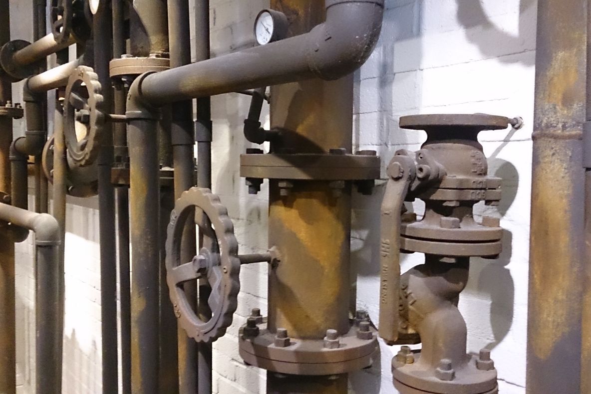 Indiciu șocant care a condus la descoperirea unui bordel. Ce a găsit poliția într-o țeavă înfundată