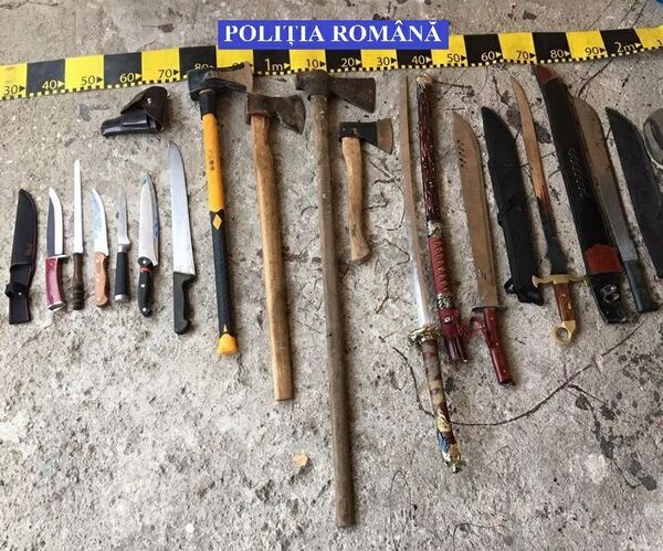 Poliţia a găsit 8 săbii, 7 cuţite, 4 topoare, un pistol, după percheziţii. Ce mai ascundeau, de fapt