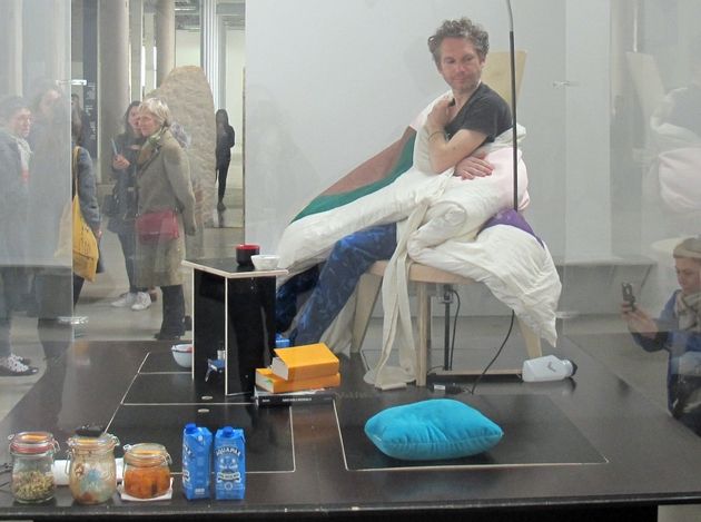 Artistul supranumit "găina umană" a CLOCIT 10 ouă 3 săptămâni. Apoi....azi a venit ŞOCUL!