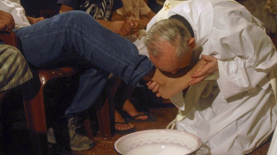 Papa Francisc a spălat picioarele unor deținuți! Cum a fost posibil așa ceva