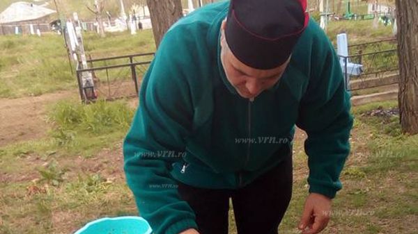 Caz revoltător în Vaslui! Un preot a încins grătarele în cimitir, printre morminte