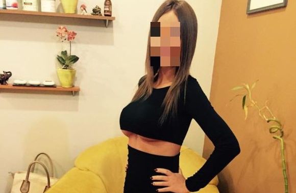 O vedetă TV a fost concediată după ce s-a aflat că era prostituată în timpul liber