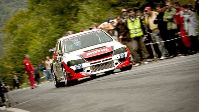 Raliul de la Râşnov. Spectator rănit, după ce s-a lovit cu faţa de un bolovan. Explicaţia 