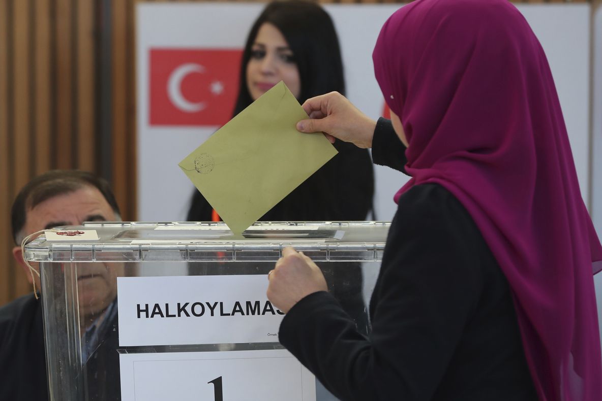 Reacții dure după referendumul din Turcia: Se cere oprirea negocierilor de aderare la UE