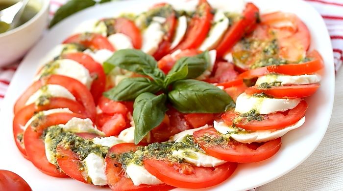 Avertismentul nutriţioniştilor: Nu mai mâncaţi roşii cu brânză dacă...