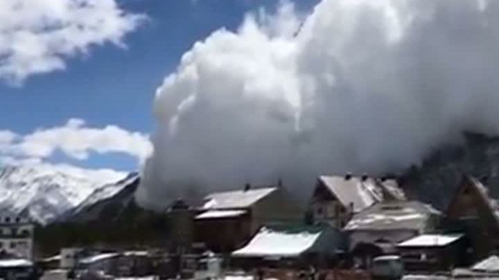 Avalanşă la 3800 de metri, în Rusia - imagini APOCALIPTICE, într-o staţiune