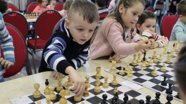 O familie de sirieni, venită la Campionatul Mondial Şcolar de Şah de la Iaşi, este de negăsit