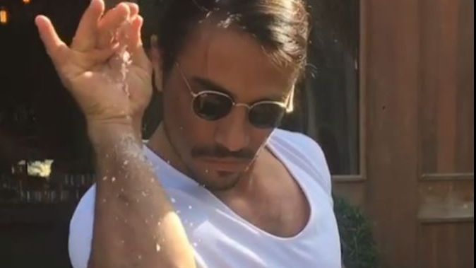 Râzi cu lacrimi. Cum a votat bucătarul supranumit "Salt Bae" la referendumul din Turcia