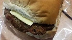 Sandvișuri cu fire de păr și muște pentru copiii unei școli din județul Sibiu