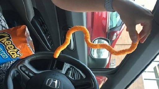 A găsit un „vierme” extrem de lung în punga cu chips.Cu toate acestea, l-a mâncat și a fost delicios