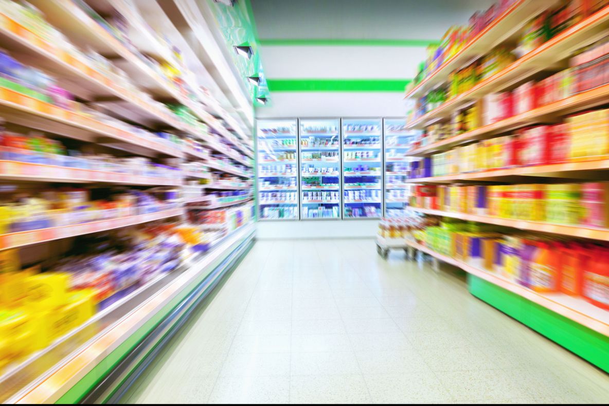 Un supermarket s-a închis după o descoperire șocantă. Ce a găsit un client în spatele produselor