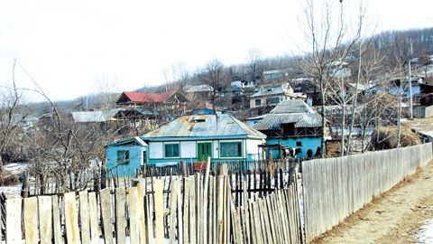 Scandal în Vaslui! Un bărbat este acuzat că a omorât un consătean cu furca