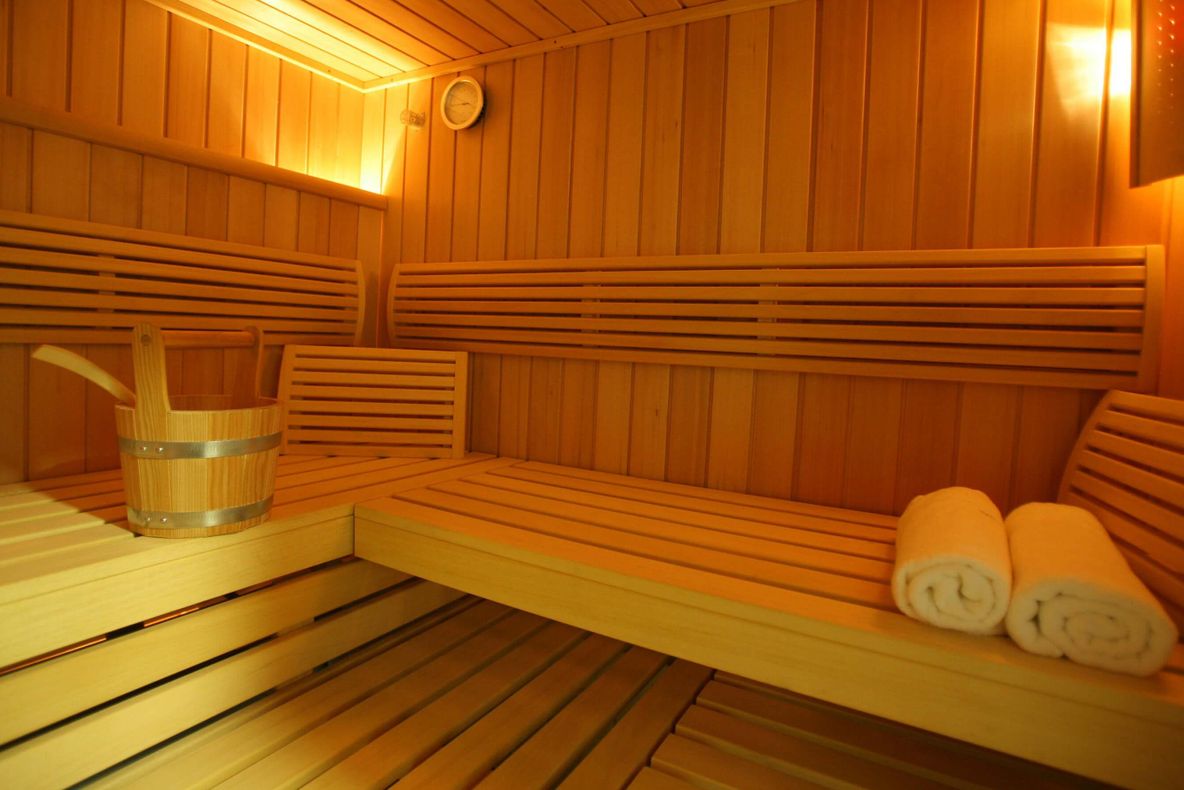 Caz șocant! Două femei au rămas blocate într-o saună și au murit. Detalii HORROR