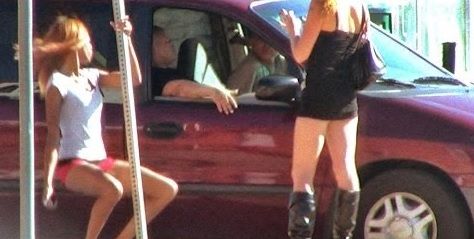 Şi-a spionat soţia cu drona, în parcare. Când a văzut-o ce făcea, a înnebunit, pur şi simplu