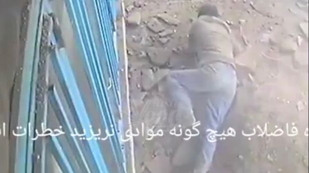 A aruncat o țigară într-o gaură din asfalt. Ce s-a întâmplat după te va șoca