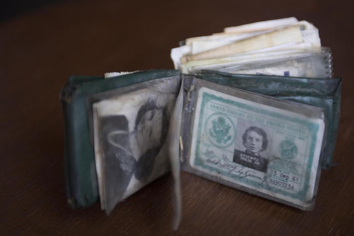 Un portfofel pierdut acum 60 de ani a fost găsit. Unde era ascuns şi CE era în el