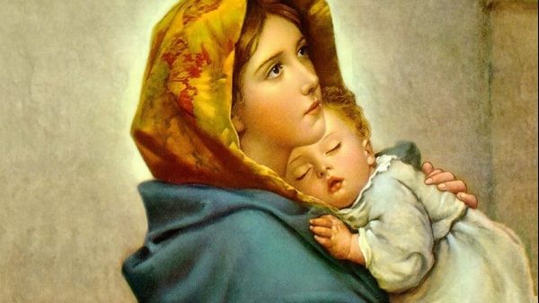 Sute de credincioși au mers să vadă. Ce a apărut din senin pe o statuie a Fecioarei Maria