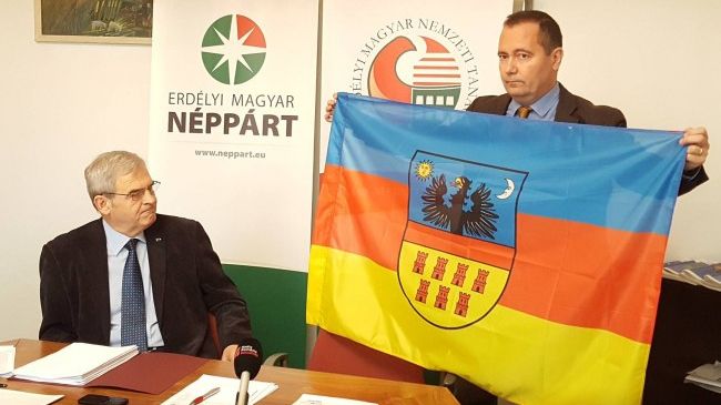 Laszlo Tokes arborează steagul Ardealului, în centrul orașului Oradea