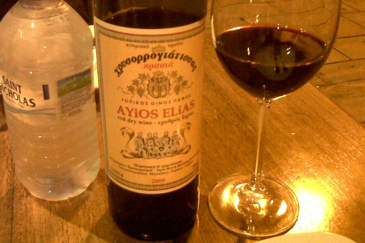 Ţii sticla de vin pe masă? Obicei total GREŞIT! Îţi va da mari dureri de cap