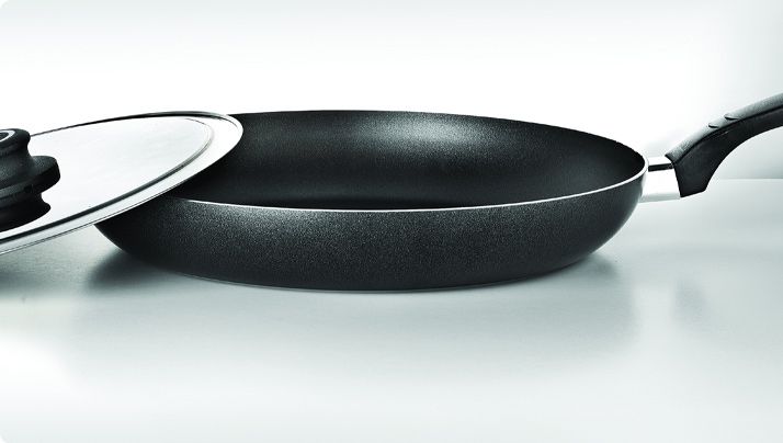 Foloseşti vase de teflon? Nu ai idee cât de periculoase sunt pentru sănătatea ta