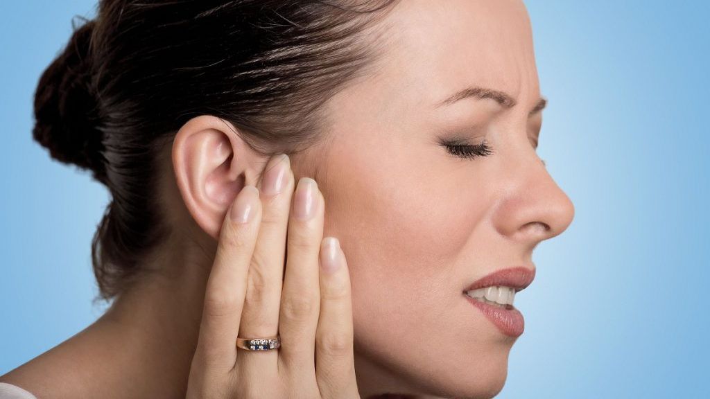 Medicii avertizează! Amorţeala mâinilor şi ţiuitul urechilor pot fi semnele unei boli grave