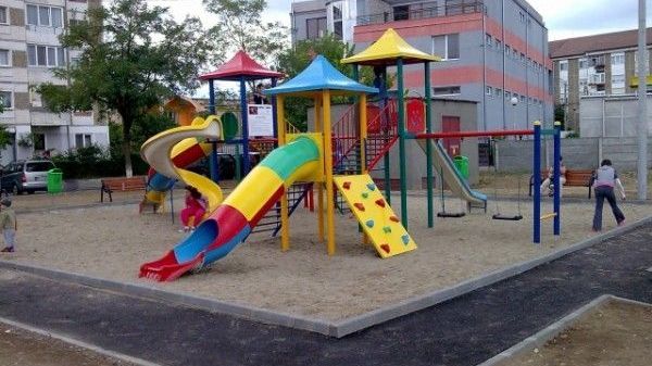 Copil din Bihor salvat de pompieri după ce a rămas cu capul blocat în tobogan