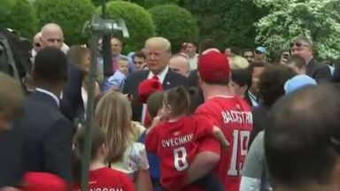 Un copil l-a rugat pe Trump să-i dea autograf pe șapcă. Ce a făcut președintele? Băiatul a plâns