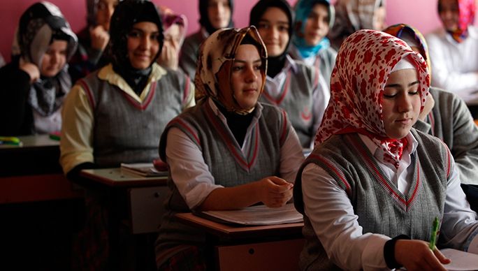 Rusia dorește interzicerea vălului islamic în școlile din Cecenia 